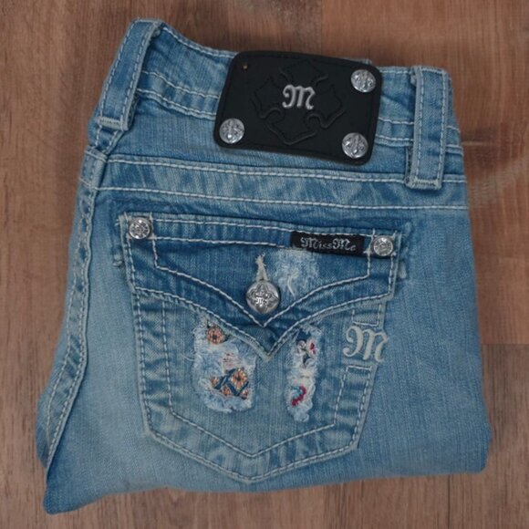 Miss Me Jeans SIGNATURE CUFFED CAPRI Crop Distressed Embroidered JP8229P Size 26 - Picture 12 of 16
